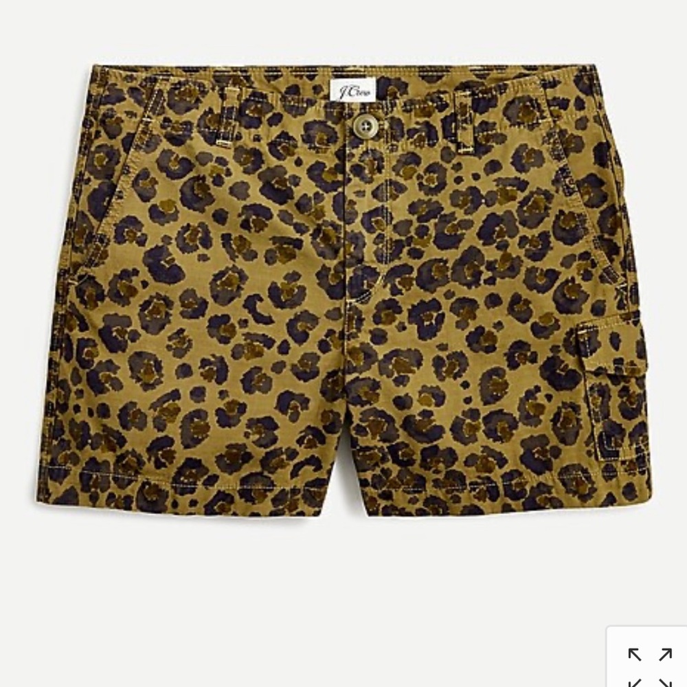 Cargo shorts in leopard